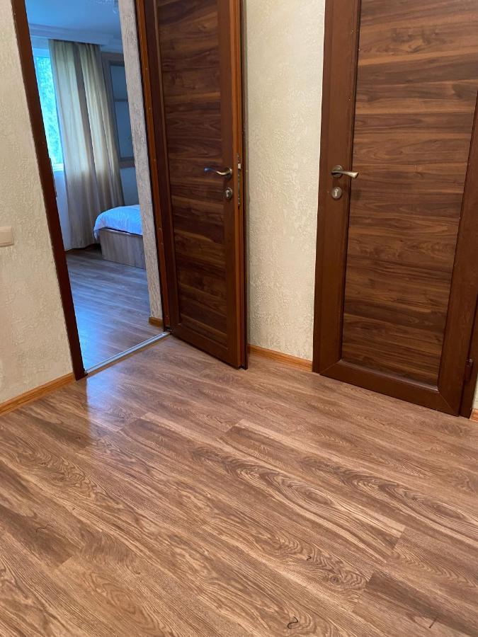 ホテル Holiday House Chkonia バトゥーミ エクステリア 写真