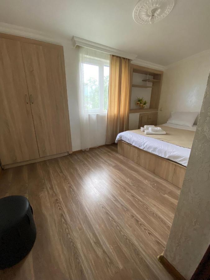 ホテル Holiday House Chkonia バトゥーミ エクステリア 写真