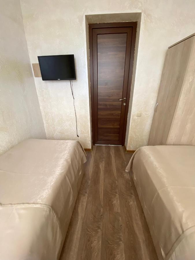 ホテル Holiday House Chkonia バトゥーミ エクステリア 写真