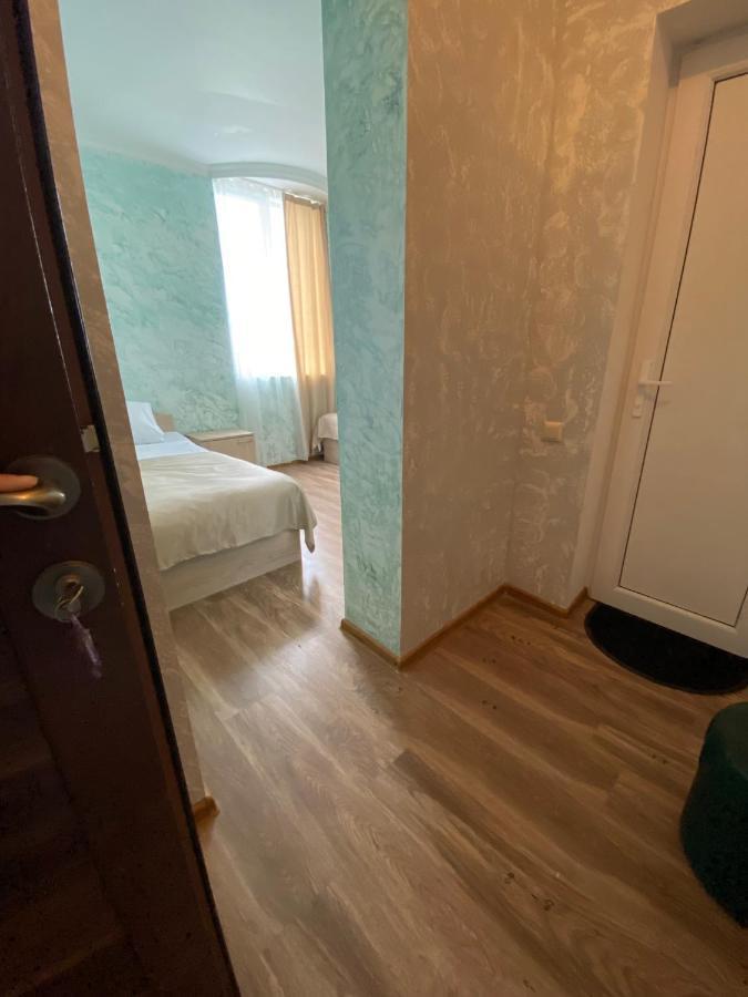 ホテル Holiday House Chkonia バトゥーミ エクステリア 写真